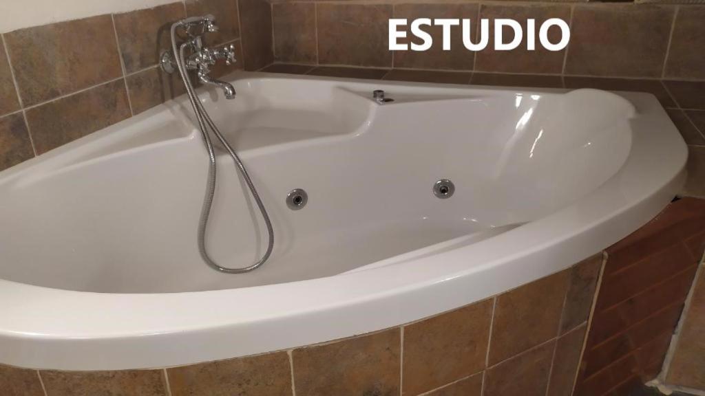 Queen Studio with Spa Bath,1541601508:JPEG